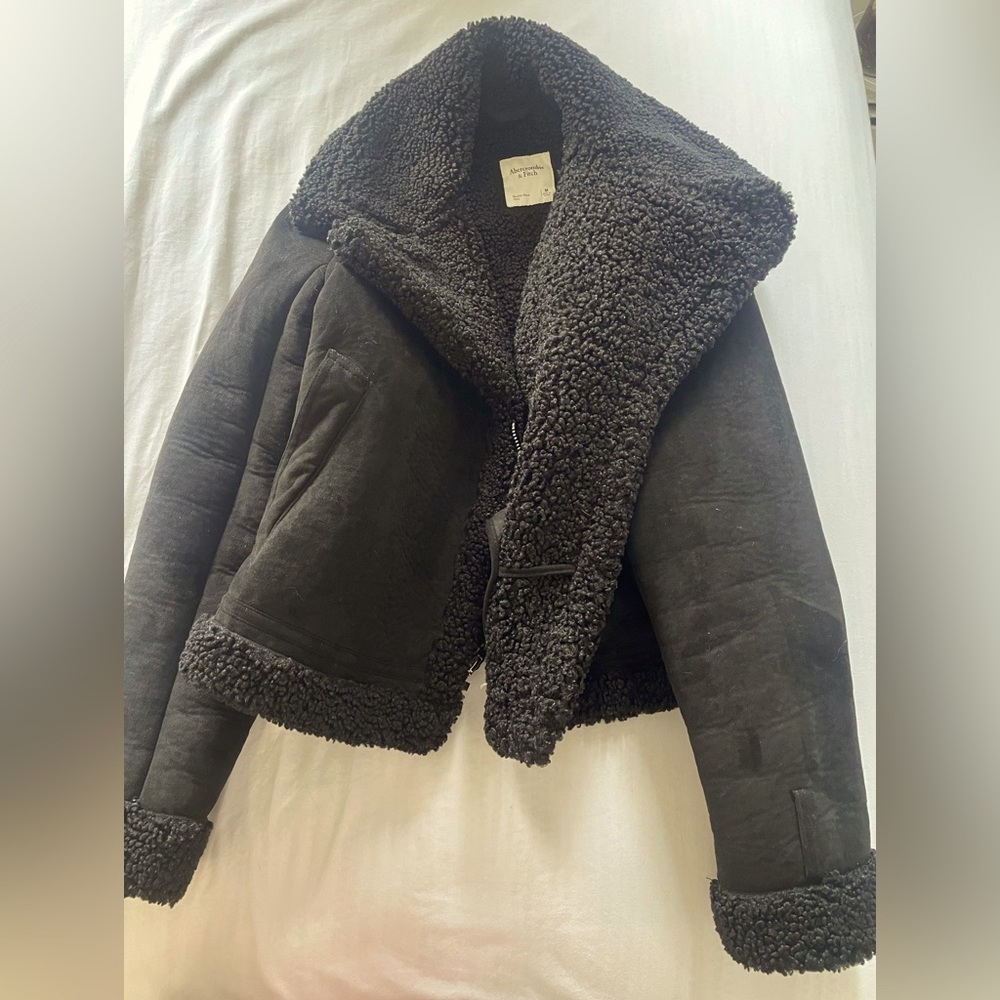 Abercrombie and fitch black cropped puffer jacket